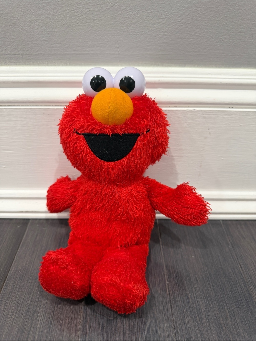Sesame Street 10” ELECTRONIC Elmo Plush Toy Elmo Laughs and Talks Stuffed Animal